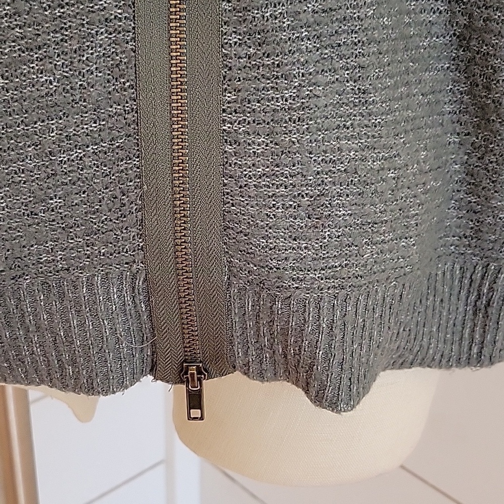 American Eagle Outfitters medium green v neck back zip sweater - Picture 4 of 6